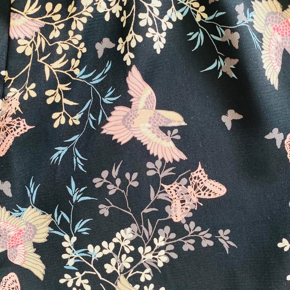Patterned Elastic Shorts - Picture 2 of 3